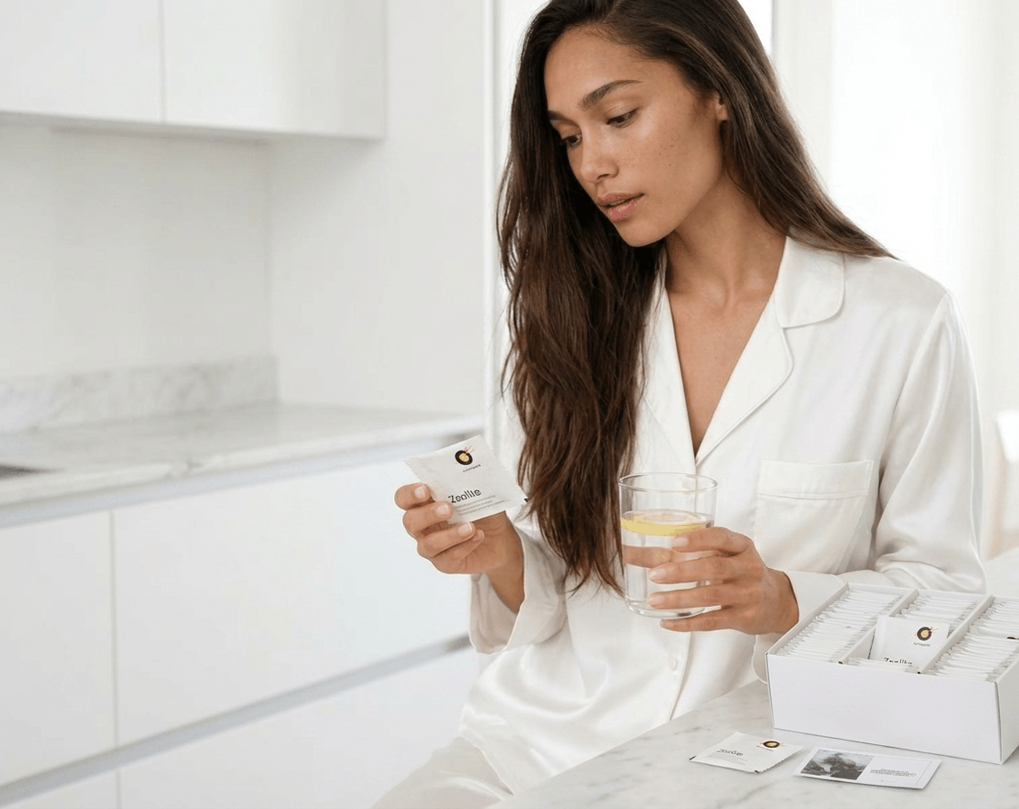 Девушка читает инструкцию к продукту O-complex